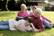 Photo : An old couple lying on the field with their grandchildren for a group photo An old couple lying on the field with their grandchildren for a group photo