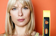 Foto: Woman posing with a spirit level Woman posing with a spirit level