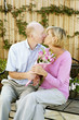 Foto: Man and woman kissing while holding a bouquet of flowers Man and woman kissing while holding a bouquet of flowers