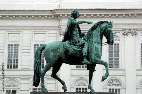 Photo: Reiterstandbild Kaiser Joseph II vor der Nationalbibliothek Reiterstandbild Kaiser Joseph II vor der Nationalbibliothek