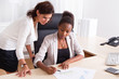 Photo: Zwei Frauen im Büro Zwei Frauen im Büro