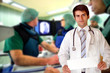 Junger Chirug Junger Arzt mit Schild Endovaskuläre Chirurgie