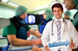 Junger Chirug Junger Arzt mit Schild Endovaskuläre Chirurgie