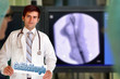 Junger Chirug Junger Arzt mit Schild Endovaskuläre Chirurgie