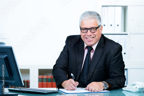 Foto: kompetenter geschäftsmann notiert termine kompetenter geschäftsmann notiert termine
