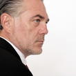 Geschäftsmann blickt