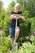 Teenager mit Spaten