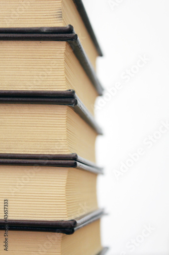 Foto: Detalle de unos libros amontonados Detalle de unos libros amontonados