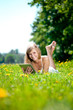 Foto: Beautiful smiling woman with tablet pc, outdoors Beautiful smiling woman with tablet pc, outdoors