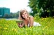 Foto: Beautiful smiling woman with tablet pc, outdoors Beautiful smiling woman with tablet pc, outdoors