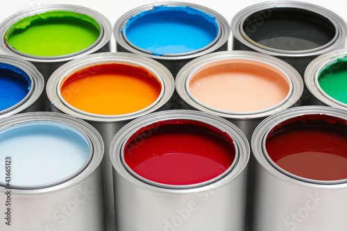 Photo: Bunte Farbeimer isoliert Bunte Farbeimer isoliert