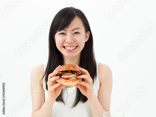 Photo: ハンバーガーを食べる女の子 ハンバーガーを食べる女の子