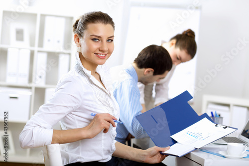 Foto: Young business people working together Young business people working together