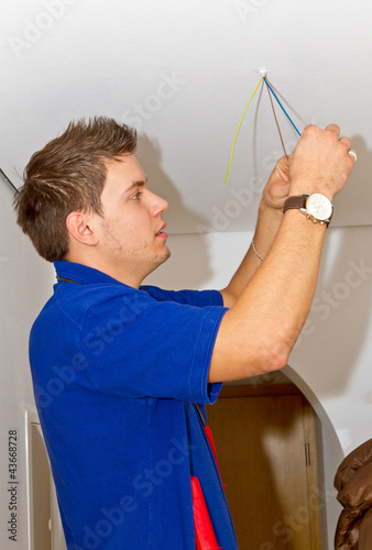 Foto: Elektriker bei der Arbeit Elektriker bei der Arbeit