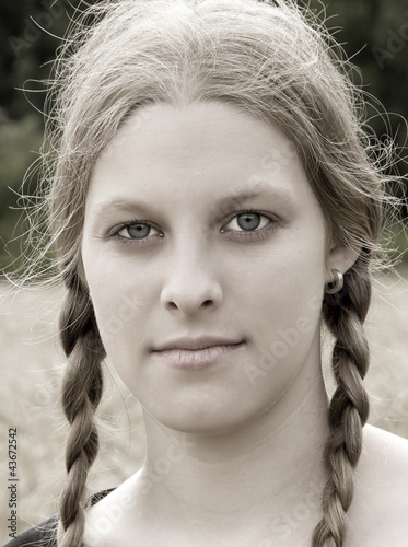 Photo: Portrait einer jungen Frau Portrait einer jungen Frau