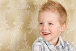 kind lacht