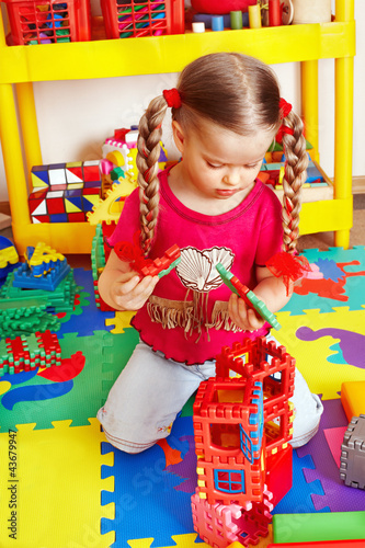 Foto: Child playing with building block . Child playing with building block .