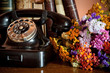 vecchio telefono con bouquet
