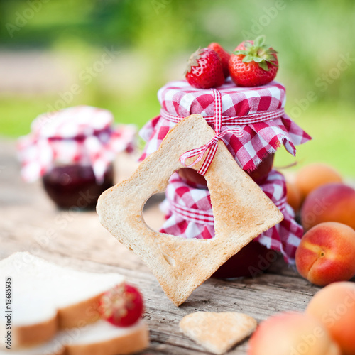 Photo: toast und frische konfitüre toast und frische konfitüre