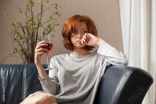 Photo: schöne Rothaarige mit Wein schöne Rothaarige mit Wein