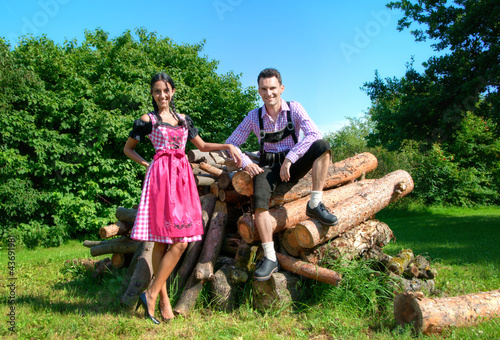 Photo: Fröhliches Bayerisches Paar mit Lederhosen und Dirndl Fröhliches Bayerisches Paar mit Lederhosen und Dirndl