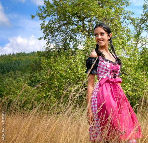 Foto: Wunderhübsche Frau im Dirndl in der Natur Wunderhübsche Frau im Dirndl in der Natur