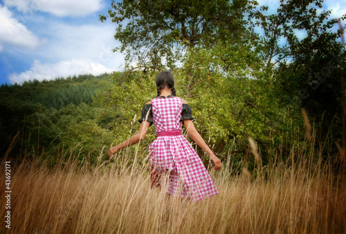 Foto: Wunderhübsche Frau im Dirndl in der Natur Wunderhübsche Frau im Dirndl in der Natur