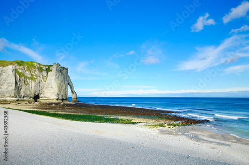 Foto: Etretat Aval cliff landmark and its beach. Normandy, France. Etretat Aval cliff landmark and its beach. Normandy, France.