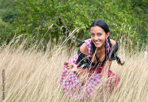 Foto: Wunderhübsche Frau im Dirndl in der Natur Wunderhübsche Frau im Dirndl in der Natur