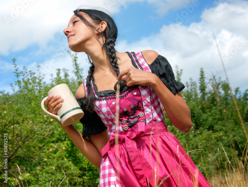 Foto: Wunderhübsche Frau im Dirndl in der Natur Wunderhübsche Frau im Dirndl in der Natur