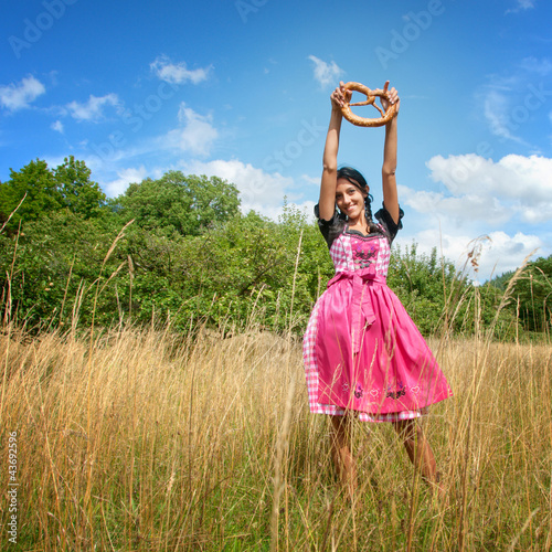 Foto: Wunderhübsche Frau im Dirndl in der Natur Wunderhübsche Frau im Dirndl in der Natur