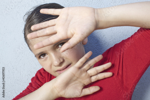 Foto: young child in distress young child in distress