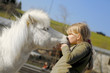 Heilpädagogisches Reiten Mädchen liebt ihr Pony