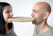 Foto: Paar mit Knäckebrot Paar mit Knäckebrot