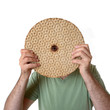Mann mit Knäckebrot
