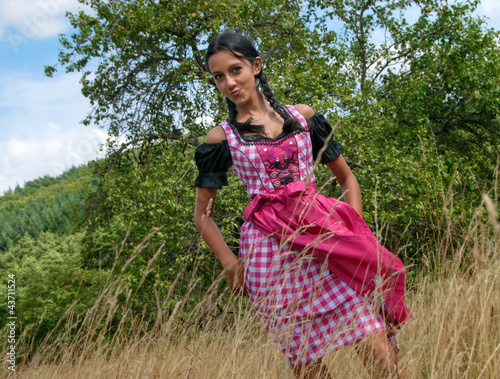 Foto: Wunderhübsche Frau im Dirndl in der Natur Wunderhübsche Frau im Dirndl in der Natur