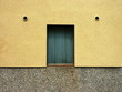 Beige Fassade mit Fenster und Lüftungsrohren in Wettenberg