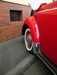 Rotes Cabriolet mit Weißwandreifen und weißem Verdeck
