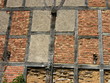 Fachwerkstruktur mit Balken und Mauerwerk aus Ziegeln