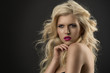 Foto: beauty portrait of blonde girl with hand near the chin beauty portrait of blonde girl with hand near the chin