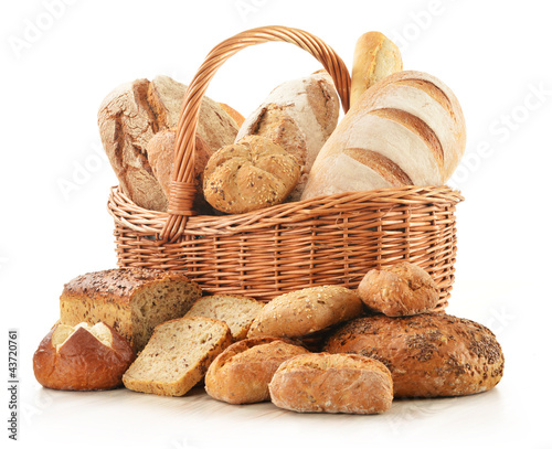 Foto: Bread and rolls in wicker basket isolated on white Bread and rolls in wicker basket isolated on white