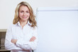 Lachende Frau vor Flipchart
