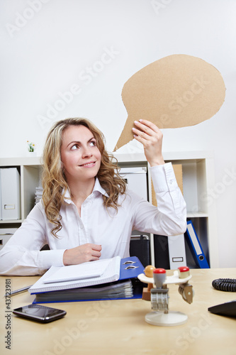 Photo: Frau mit leerer Sprechblase im Büro Frau mit leerer Sprechblase im Büro