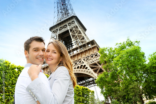 Foto: Couple embracing each other in front of the Eiffel tower Couple embracing each other in front of the Eiffel tower