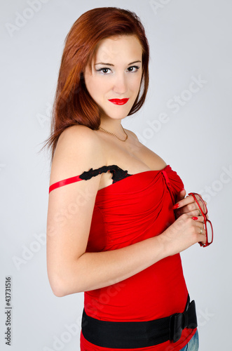 Foto: Portrait of beautiful caucasian young girl with glasses Portrait of beautiful caucasian young girl with glasses