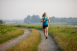 Junge Frau joggt