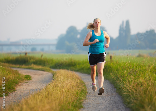 Foto: Junge Frau joggt Junge Frau joggt
