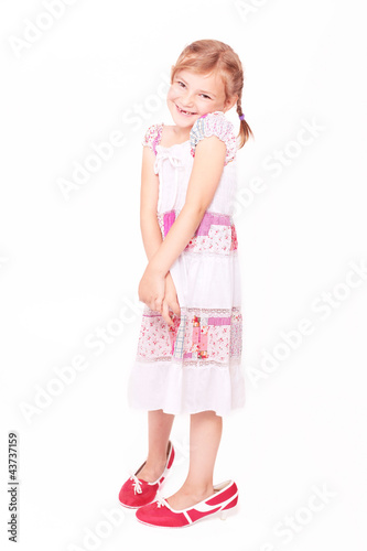 Foto: Kleine Dame in Mamas Schuhen Kleine Dame in Mamas Schuhen