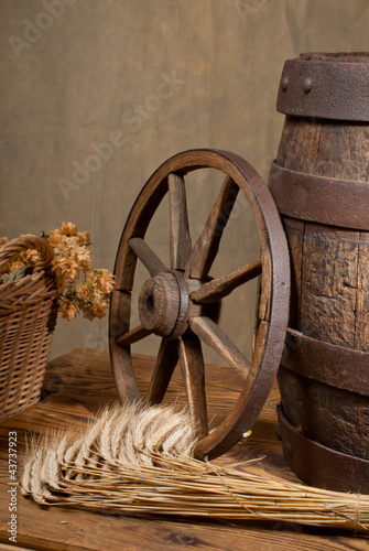 Foto: retro still life with barrel and barley retro still life with barrel and barley