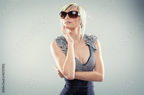 Foto: Frau mit Sonnebrille Frau mit Sonnebrille